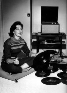 Natalie Wood (1938-1971) circa 1958, groovin’ to her monaural LP rig