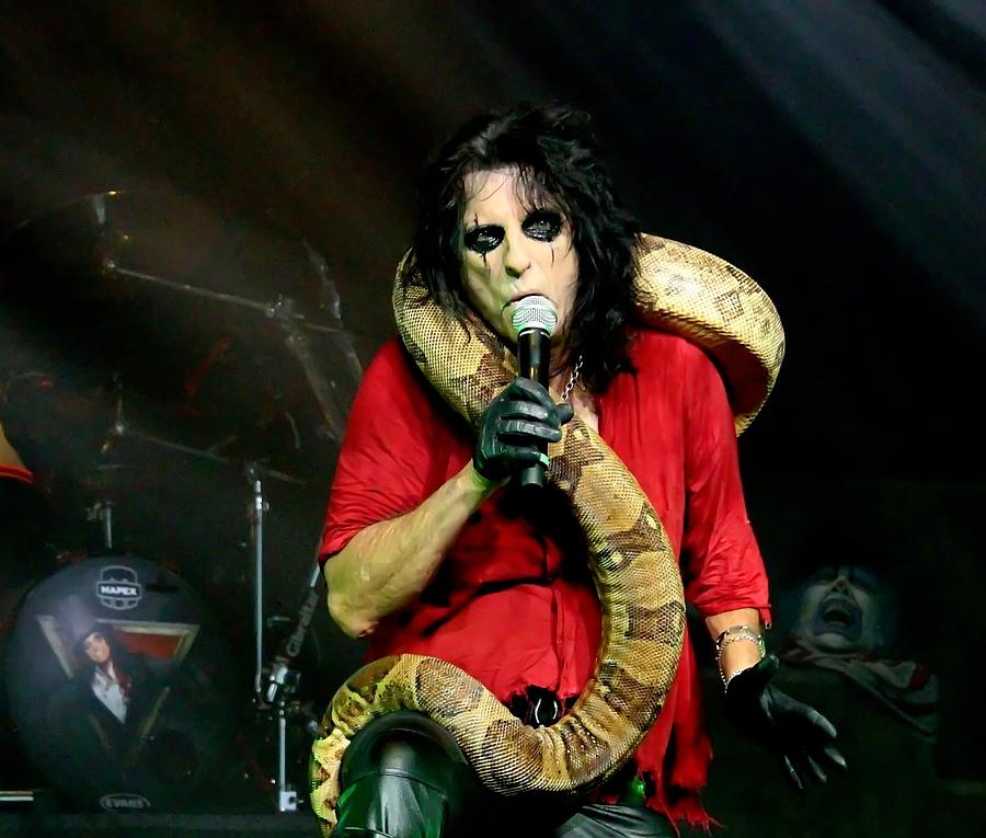 Alice Cooper (born Vincent Damon Furnier, 1948) with his beloved boa, Julius Squeezer, before the “breakfast incident”