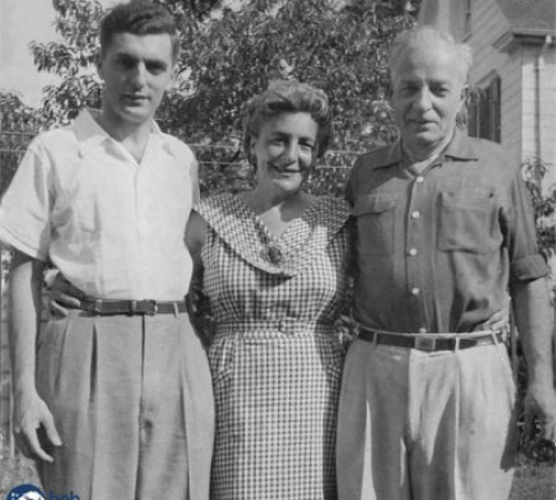 Moog with his parents in 1957, the year he graduated with dual bachelor’s degrees in electrical engineering (from Columbia University) and physics (from Queen’s College)